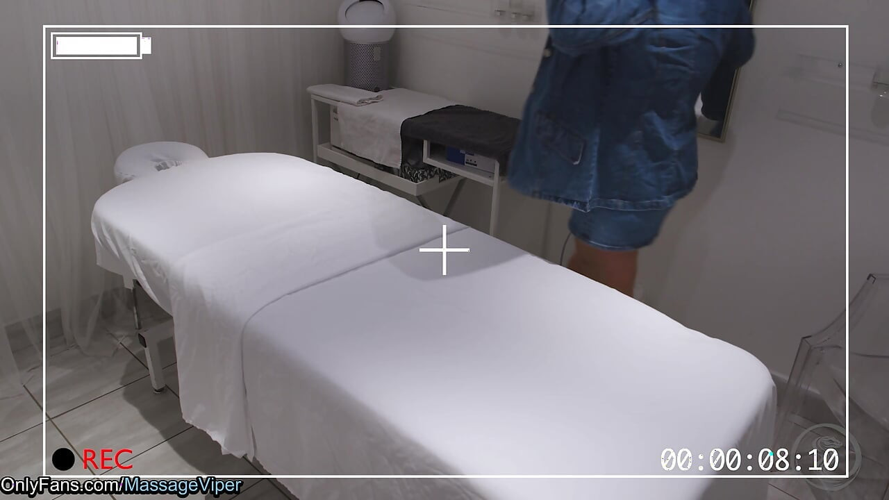 Sexy Female Massage Client Flashing Her Pussy to the Therapist