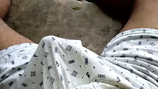 Une tatie indienne desi pisse en plein air et se fait baiser par son papa
