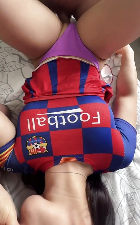 Majoretă sexy cu un cur mare fute două pule