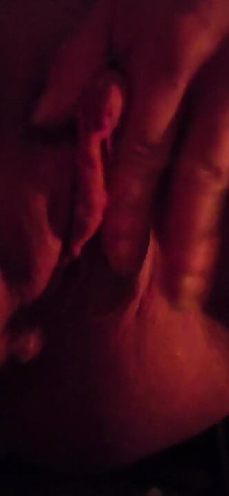 Muscle milf can't hold back her horniness again and jerks off until she cums