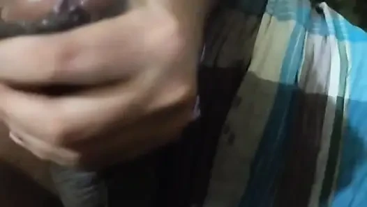 Bir porno videosu izliyordum ve havaya boşalmaya başladım. Dölle bitir.