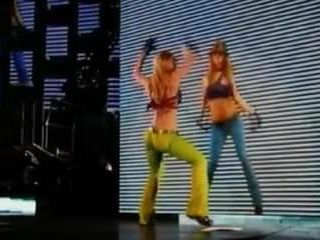 Britney speert met haar sexy strakke kont op het podium