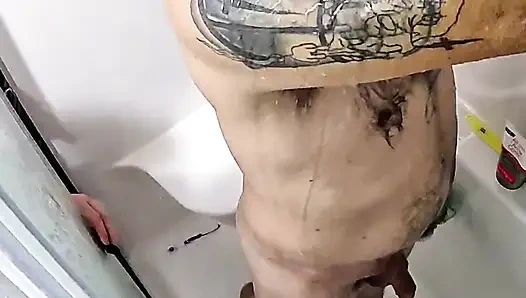 Минет-сюрприз в душе для муженька