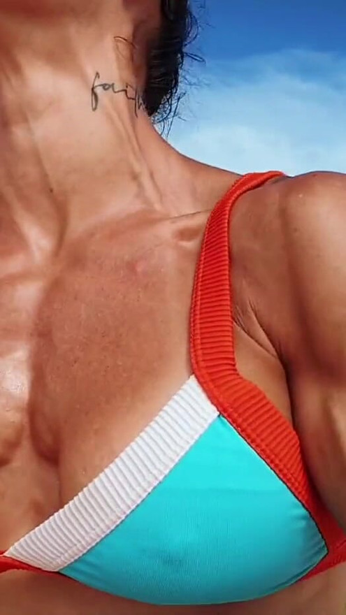 Push ups and chest flex on the beach | Clip 1
