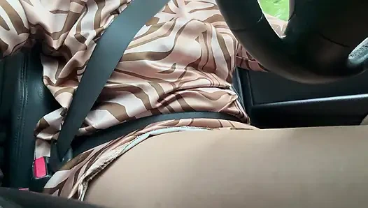 Ateşli ve seksi orta yaşlı seksi evli kadın sabah ofise giderken araba kullanıyor