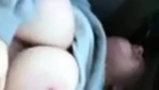 Une étudiante pulpeuse se fait baiser dans une voiture