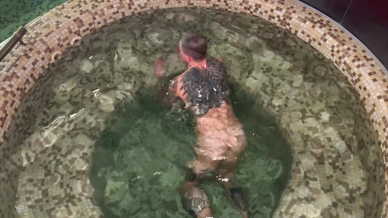 Ein Masseur fickt einen sexy twink in der sauna und kommt in seinen mund.