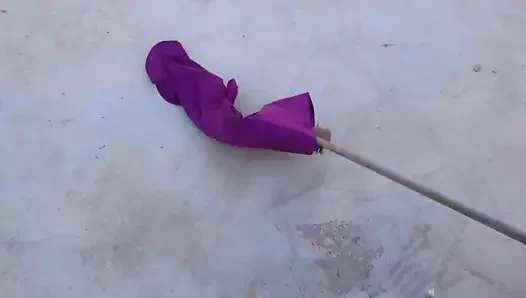 Pembe fuşya 4 elbise ile süpürme beton zemin