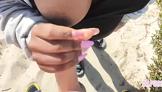 Hamile kadın kocası tarafından terk ediliyor ve plajda bir yabancıya tüm alana kadar haberi olmadan mastürbasyon yapıyor