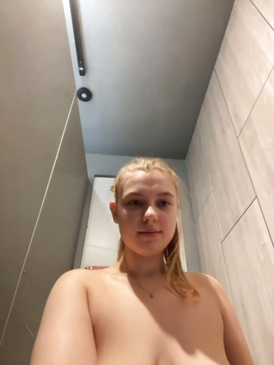 Crazy squirting and fucking in the gym