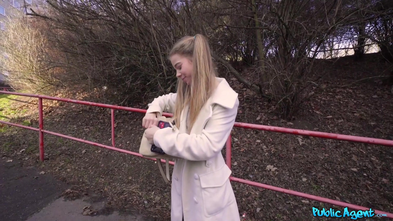 Public Agent - 娇小的西班牙18岁少女，阴户流白浆，身材苗条，在大学数学上遇到了麻烦