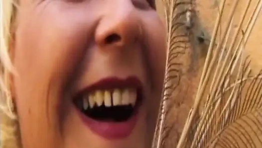 Büyük Götlü Sarışın Orta Yaşlı Seksi Kadın Içine Boşalana Kadar Yatak Odasında Sikişiyor