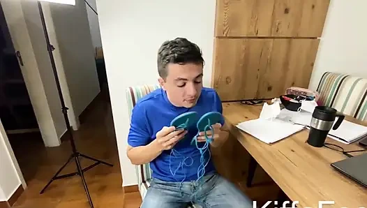 Komşu kapının kiffa sandalını çalıyor