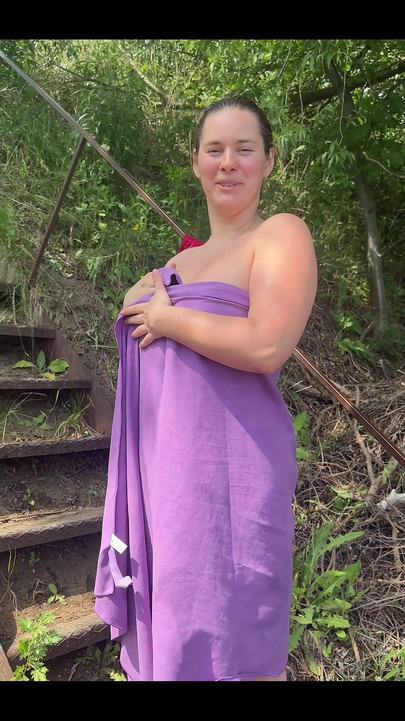 Aku memutuskan untuk ganti baju di pantai