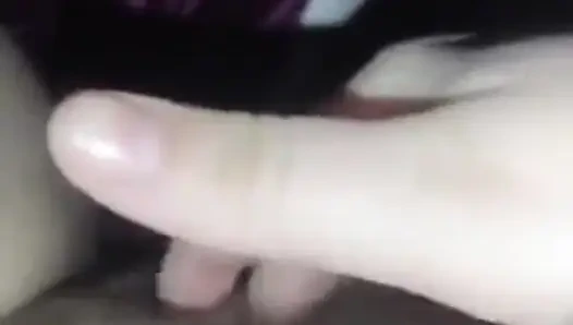 пальцами, мастурбирует в домашнем видео