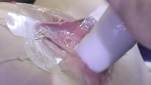 Çok yakından dildo ve camla geniş yayılmış vaginasını sevişmek