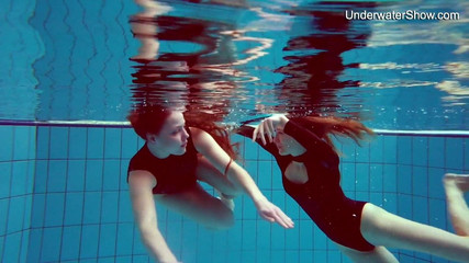 Diana zelenkina y simonna, morenas sexys en la piscina