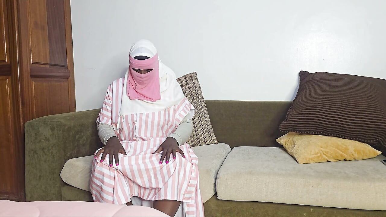 Gadis Kulit Hitam Colombia yang bugar dan beragama Islam akhirnya melepas niqabnya, lalu memasukkan jari ke dalam memeknya sambil menggosok klitorisnya hingga klimaks