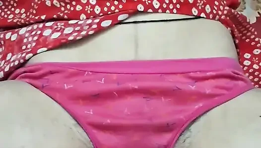Cleandesibhabhi büyük zenci yarağı aldığı için amını yağlıyor