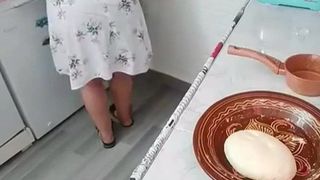 Madura mamá con gran culo sexy en cocina casero amateur