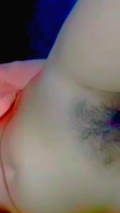 Part 2 섹시한 인도 여자가 가지를 음부에 넣으려 애쓰는 장면 | 클립 1
