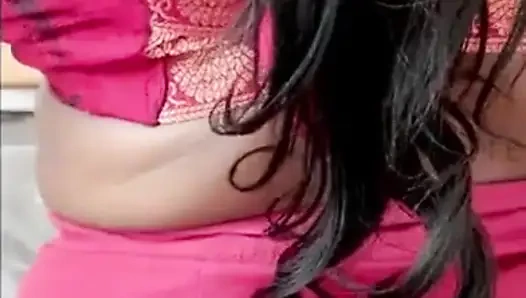 Nachbarin nahm video, als ehefrau in bluse kocht