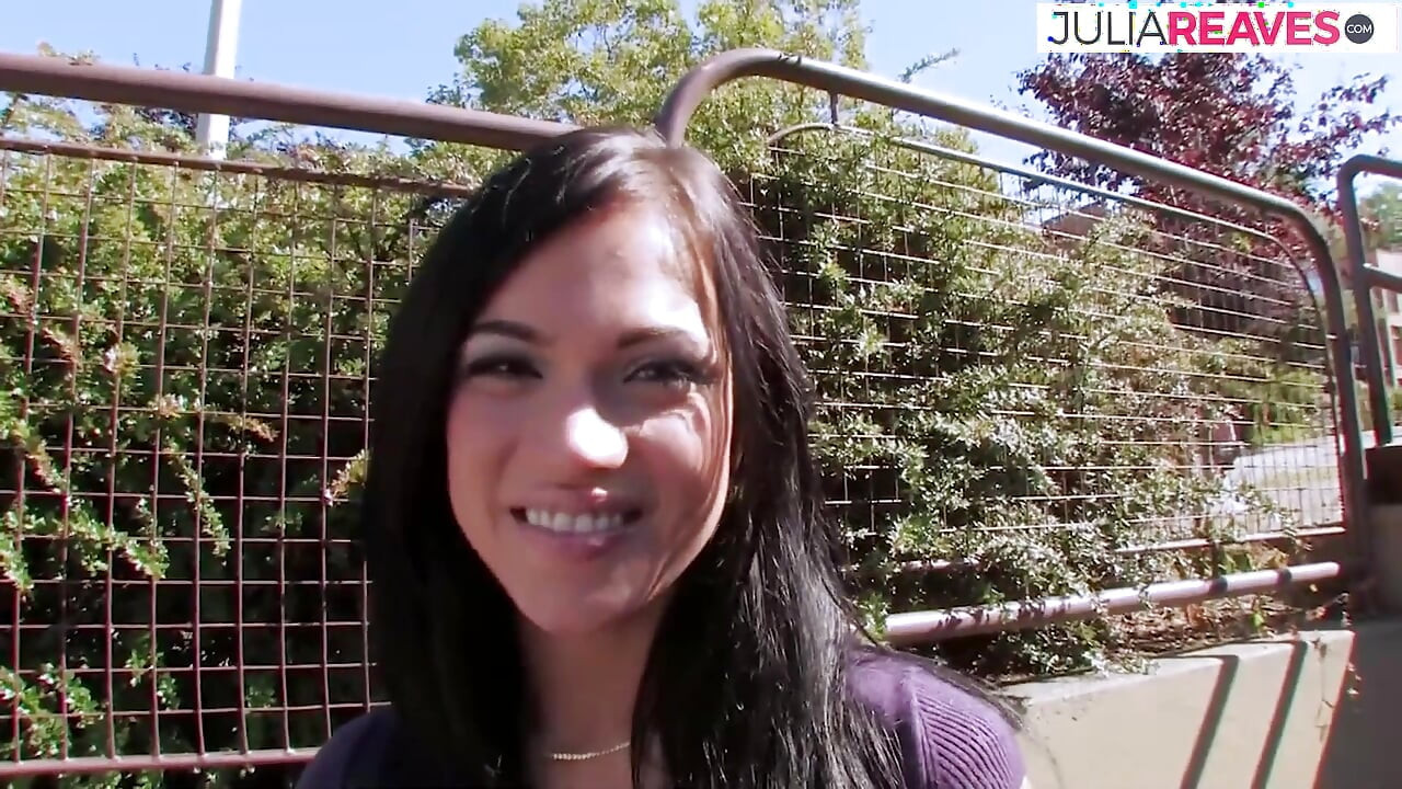 Perempuan jalang kurus membongkok sebagai zakar besar menggerudi pepeknya ke pancutan mani