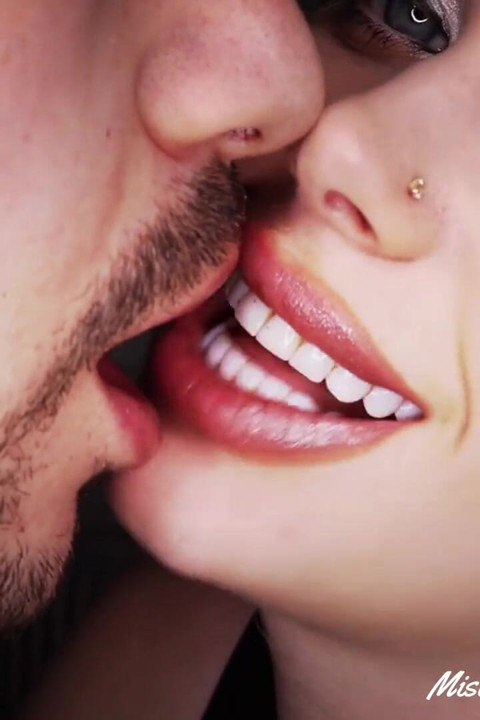 Francês beijando com Alpha e humilhando o corno