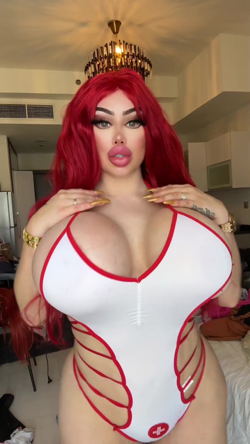 Curvilínea bombástica beleza Bibi Bugatti