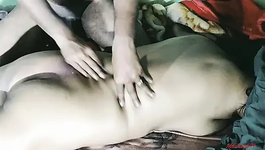 Azgın hintli kadın vücut masajı yapıyor ve sikişiyor
