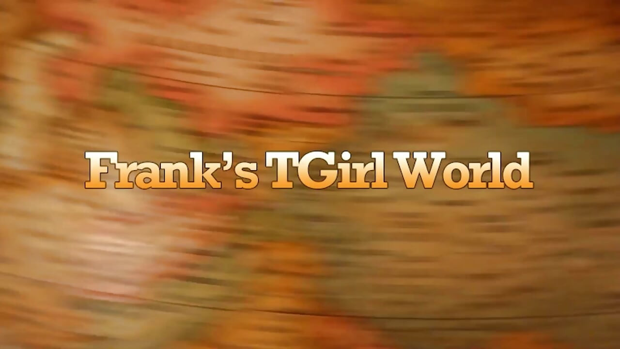 FRANKS TGIRLWORLD Zapanjujući preplanuli trans model provocirno pozira u ljubičastom donjem vešu na belom tepihu