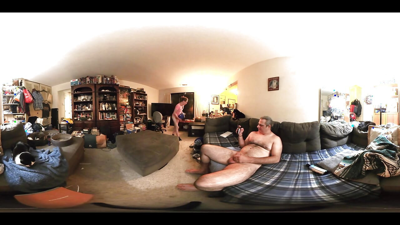 Loira gostosa tentando evitar engravidar enquanto seu namorado espera no carro!