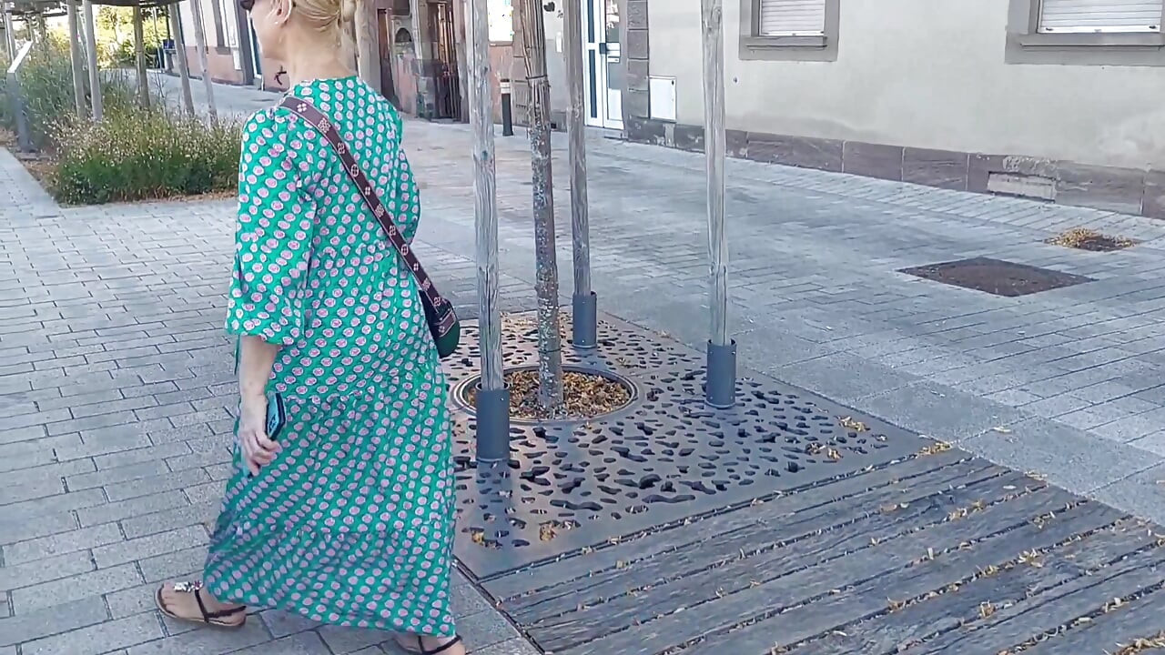 Blond moden kone nyder oralsex