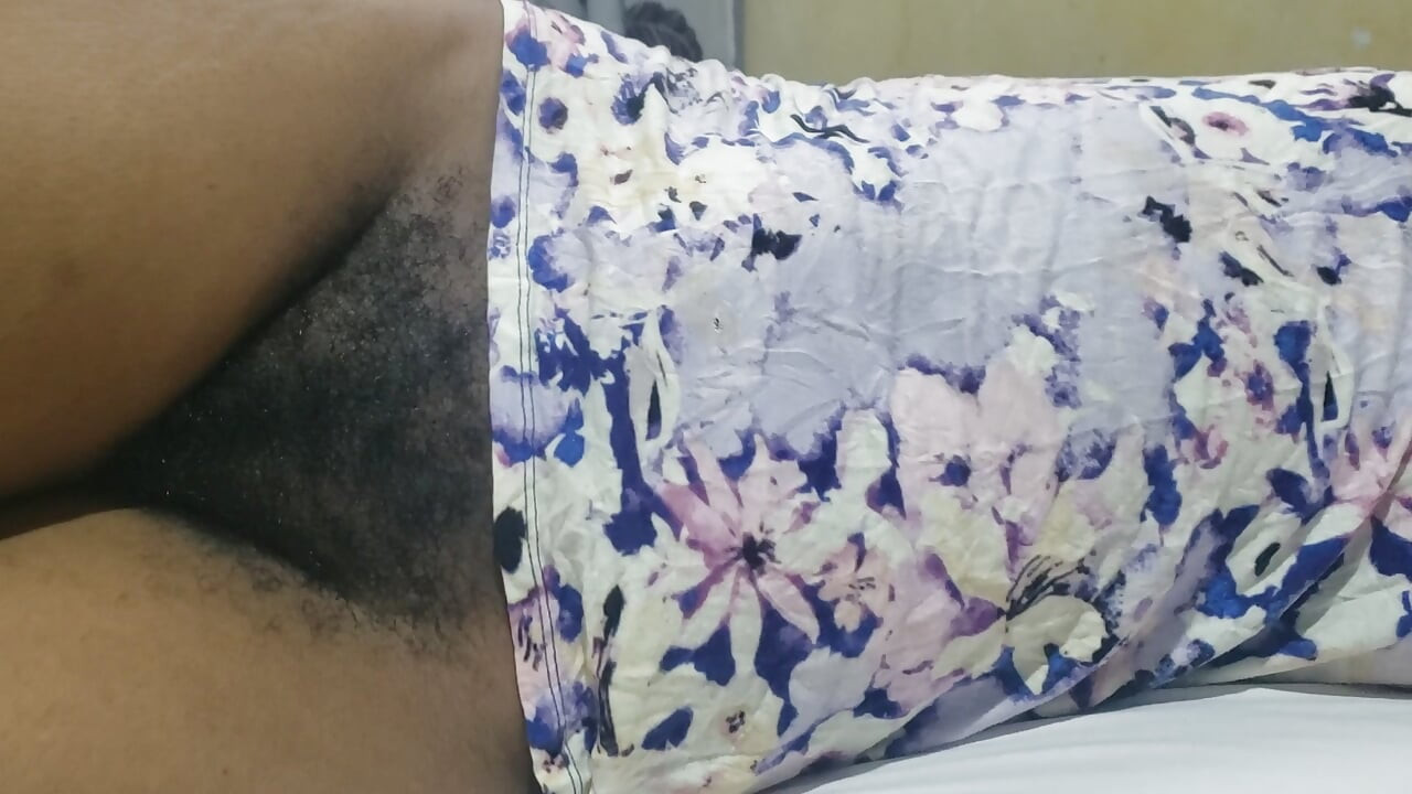 Mira cómo una intérprete adulta traviesa toma una vara gruesa en sus dobleces