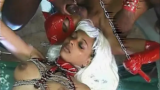 Lateks orta yaşlı seksi kadın zincir tasmalı ve damlayan oral seks yapıyor