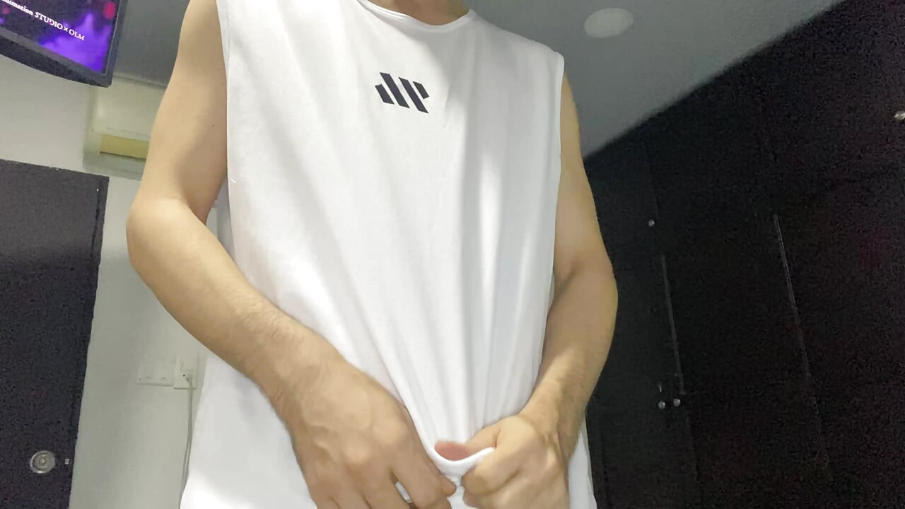 Ο ΛΑΤΊΝΟΣ TWINK ΚΑΥΛΏΝΕΙ ΒΛΈΠΟΝΤΑΣ ΤΗΛΕΌΡΑΣΗ ΚΑΙ ΠΑΊΖΟΝΤΑΣ ΜΕ ΤΟ ΔΟΝΗΤΉ ΤΟΥ