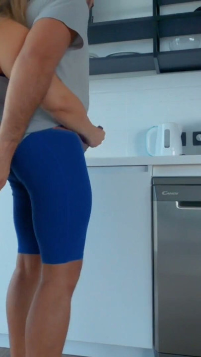 Seksowna milf z szortami i dużym tyłkiem. Żona napaliła się w kuchni | Klip 1