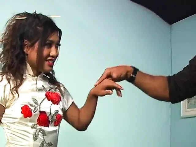 Asiática ama pollas grandes y corridas faciales