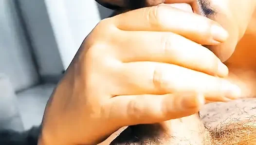 Ele geçirilmiş ateşli komşu, ağzında sperm ile en iyi oral seksi yapıyor ve hepsini yutuyor. ASMR Inleme ve boşalma