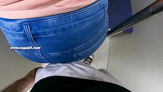 Wanita tak dikenal lagi asik ngentot kontolku di dalam kereta dan hal itu terjadi