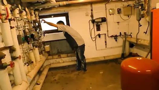 Ev hanımı kocasının yarağını emiyor ve iyi sikiliyor