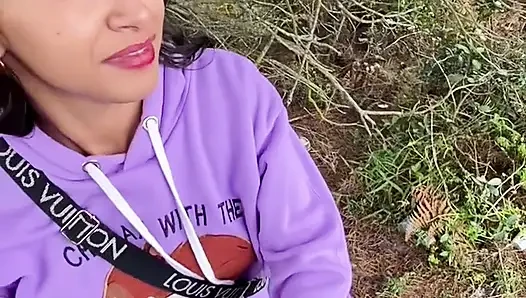 Wir suchen uns einen platz im wald und lutschen seinen schwanz