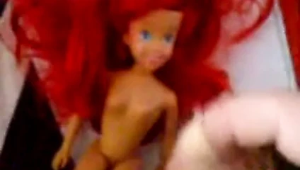 Kızıl saçlı barbie eğlencesi.