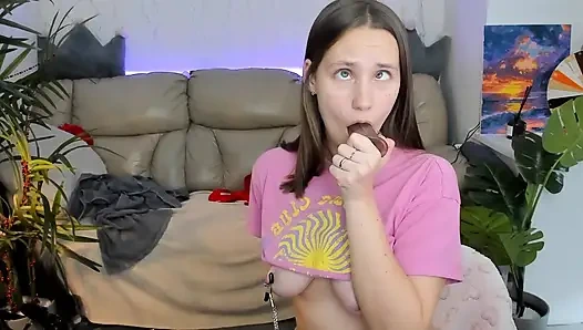 studentin stöhnt, lutscht und ist mit sperma bedeckt