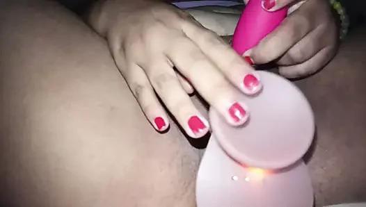 Girige Muschi will zum Orgasmen penetriert werden.