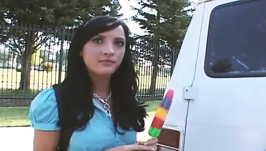 Сексуальная сцена с мороженом - 2_Hot юную брюнетку с большой задницей трахнул мужчина мороженого