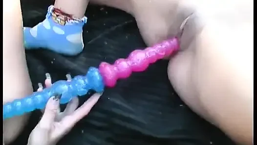 Gadis-gadis dildo saling ngentot memek satu sama lain