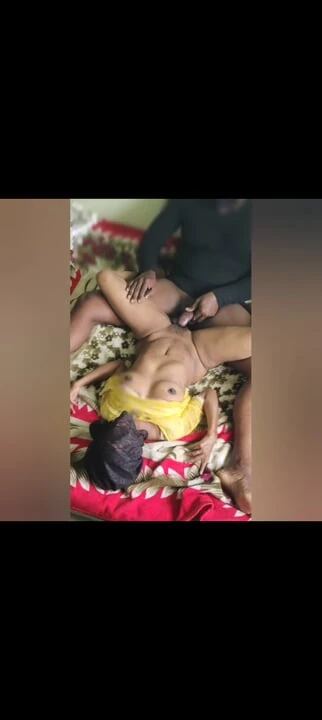 Hintli üniversiteli kız sert yarakla sikişiyor