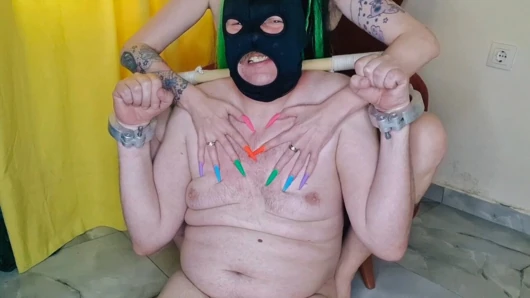 Fetish kuku panjang. Dominatrix Nika memiliki manikel multi-warna baru. Dia menggali kukunya dengan menyakitkan ke dalam daging budaknya.