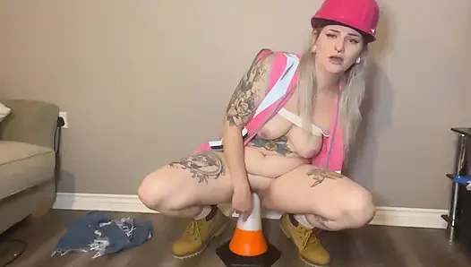 Растягиваю мою тугую киску с массивным дорожным конусом дилдо